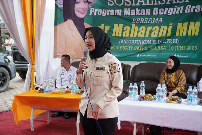 Anggota Komisi IX DPR RI Maharani memberi penjelasan saat sosialisasi program MBG di Twenty Eight Cafe, Bagan Sinembah, Kabupaten Rokan Hilir, Selasa (10/6/2025).