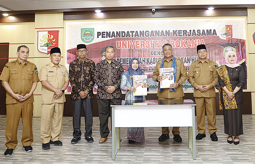 Bupati Rohul Anton ST MM didampingi Wabup Rohul H Syafaruddin Poti (dua kanan), Ketua DPRD Rohul Hj Sumiartini (kanan) bersama Rektor Universitas Rokania Dr Desmelati MSc memperlihatkan MoU yang telah ditandatangani di Kampus Universitas Rokania, Selasa (