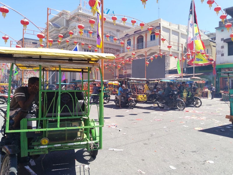 Para penarik becak menunggu penumpang, di depan Klenteng Ing Hok King di Bagansiapiapi, Rabu (11/6/2025).