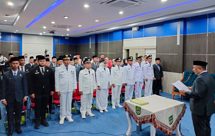 Bupati Rohul Anton ST MM perdana melantik 34 Pejabat Administrator Eselon III dan Pejabat Pengawas Eselon IV di Lingkungan Pemkab Rohul di Lantai 3 Kantor Bupati Rohul, Rabu (11/6/2025) petang.