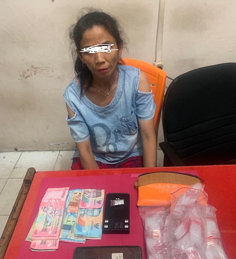 Pelaku diduga pengedar narkoba bersama barang bukti saat diamankan di Mapolsek Kemuning, Selasa (10/6/2025).