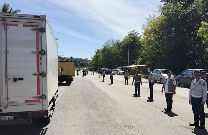 Kepala UPT Pengelolaan Pendapatan Pasirpengaraian H Basri, Dishub Riau, Plt Kadishub Minarli Ismail, Jasa Raharja dan Satlantas Polres Rohul gelar razia kendaraan dan truk Odol di ruas jalan provinsi