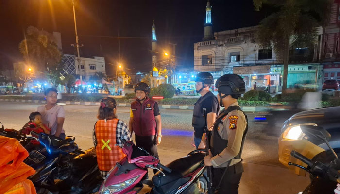 Tim&nbsp;Raga Polres Pelalawan memberikan imbauan kepada masyarakat saat menggelar patroli untuk&nbsp;menjaga keamanan dan ketertiban masyarakat di wilayah hukumnya, Rabu (11/6/2025) dini hari.