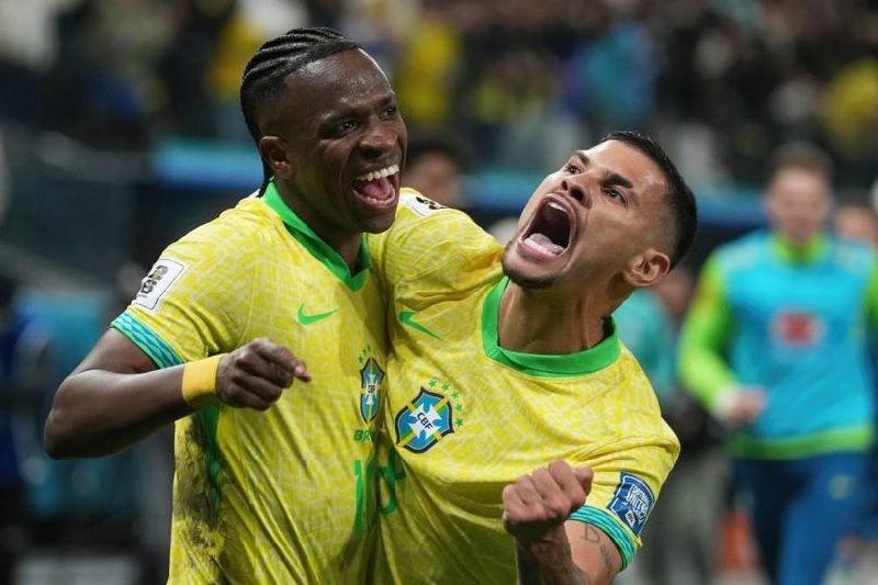 Penyerang Brasil Vinicius Junior (kiri) merayakan golnya ke gawang Paraguay bersama Bruno Guimares pada kualifikasi Piala Dunia 2026 Zona Anerika Selatan.