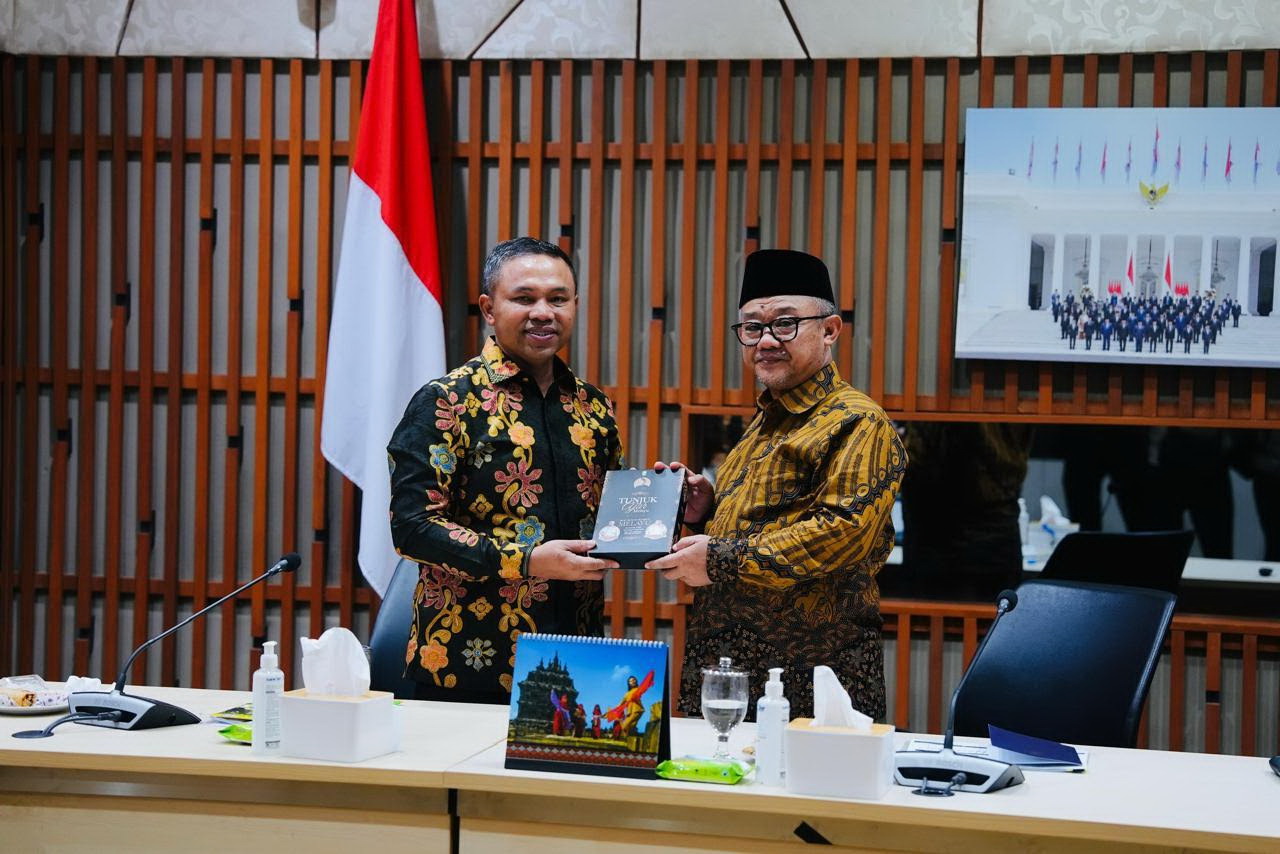 Gubernur Riau Abdul Wahid saat menemui Menteri Pendidikan Dasar dan Menengah Abdul Mu&rsquo;ti di Jakarta, beberapa waktu lalu.