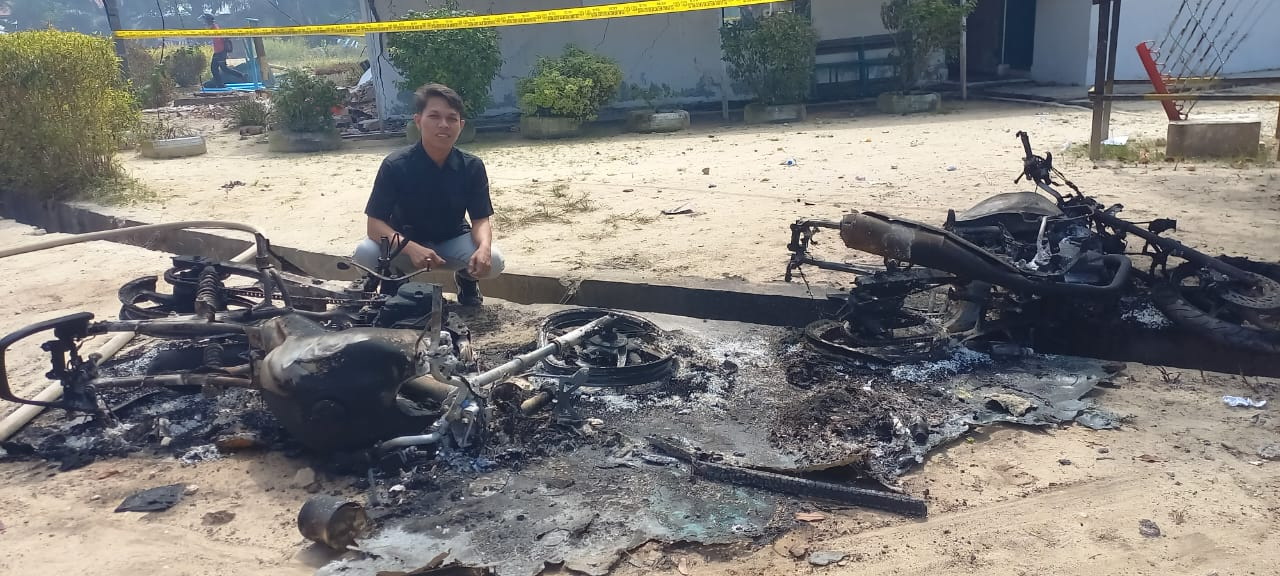 epeda motor tampak hangus terbakar saat terjadi konflik antara warga dengan PT Seraya Sumber Lestari (SSL) di Kampung Tumang, Kecamatan Siak, Kabupaten Siak, Rabu (11/6/2025).