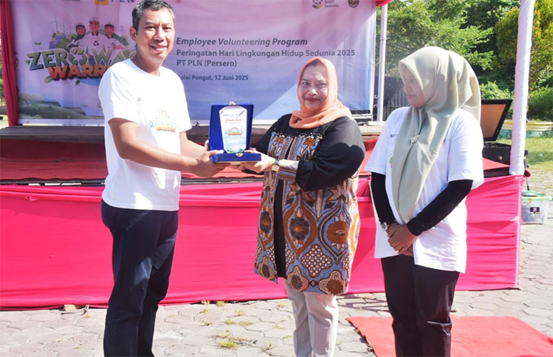 Bupati Kasmarni menerima cinderamata dari General Manajer PLN UIP Sumatera Bagian Tengah Hendro Prasetyawan di kawasan Wisata Sungai Batang Mandau, Desa Balai Pungut Kecamatan Pinggir, Kamis (12/6)