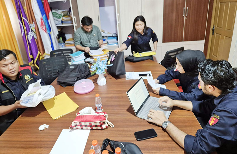 Tim Penyidik Kejari Rohul menggeledah untuk mencari sejumlah dokumen perkara dugaan tindak pidana korupsi pengelolaan dana BOS di SMAN 1 Ujung Batu