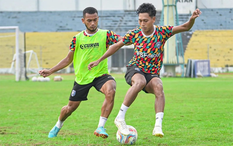 Pemain PSPS Ilham Syafri Noer dan Asir Azis saat latihan di Stadion Kaharuddin Nasution Rumbai, musim lalu.