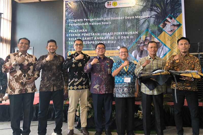 Kepala Dinas Perkebunan Riau Syahrial Abdi foto bersama narasumber dan peserta pelatihan petani kelapa sawit di Pekanbaru, Kamis (12/6/2025).
