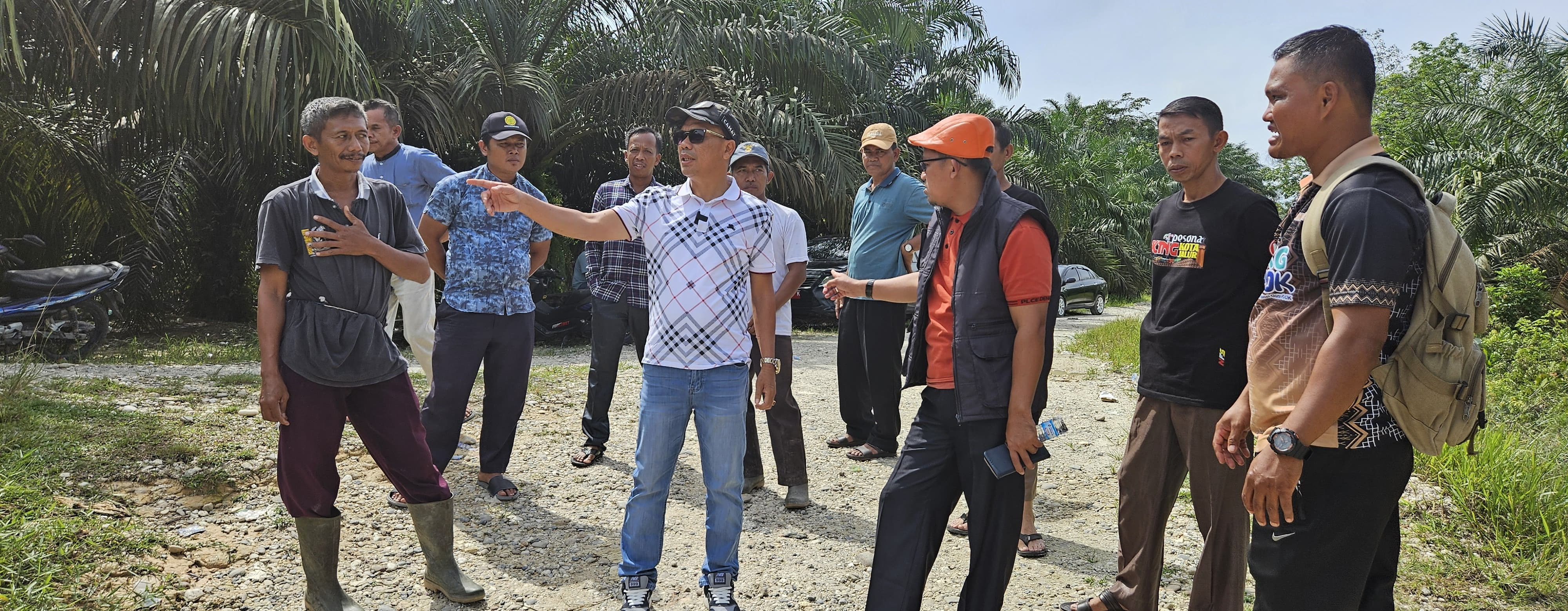 Camat Sentajo Raya Hevi H Antoni bersama anggota DPRD Kuansing Syafril ST meninjau kondisi jalan dan jembatan di Kelurahan Beringin Jaya, Kecamatan Sentajo Raya, Rabu (11/6/2025).