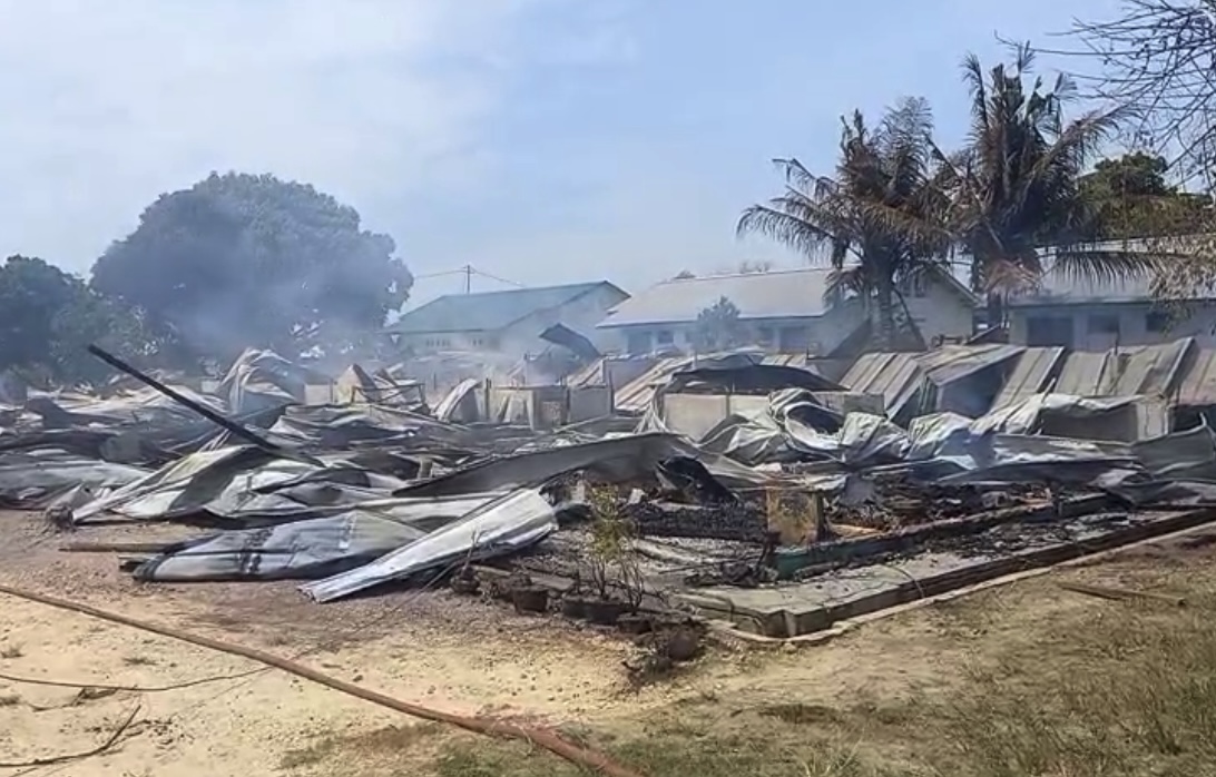 Bangunan dalam areal perusahaan PT SSL tampak rata dengan tanah usai dibakar dan dirusak ribuan warga di Kampung Tumang, Kecamatan Siak, Kabupaten Siak, Rabu (11/6/2025).