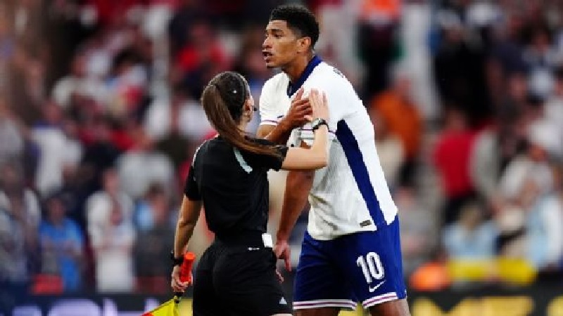 Jude Bellingham mengeluh kepada ofisial pertandingan setelah gol penyeimbangnya dianulir saat melawan Senegal.