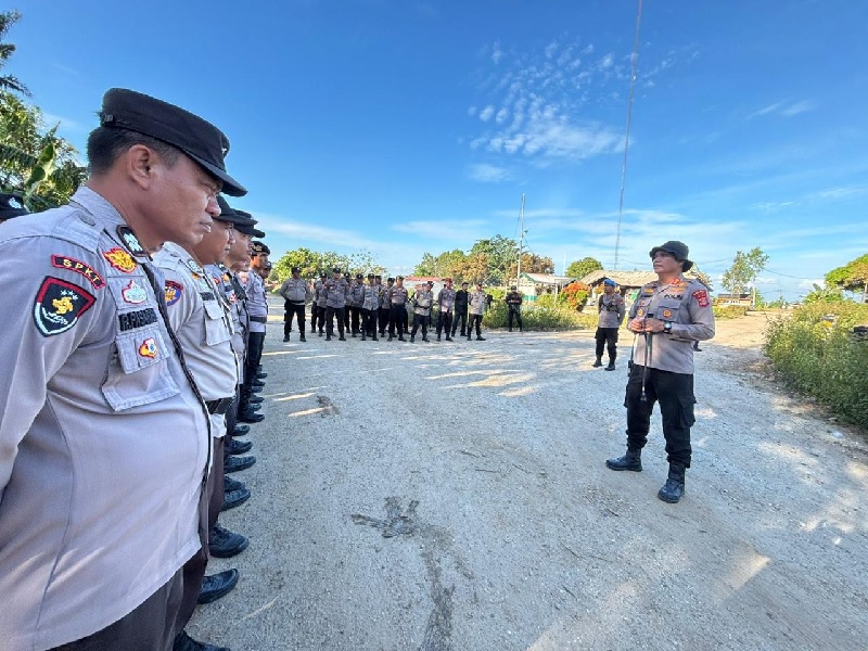 Kapolres Siak Eka Ariandi Putra memberikan arahan kepada personel untuk melakukan pengamanan secara humanis di PT SSL Tumang, Kecamatan Siak, Kabupaten Siak, Kamis (12/6/2025).