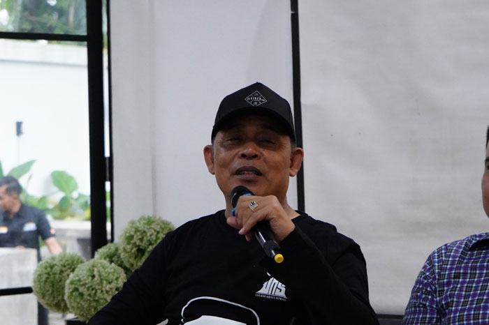 Bupati Inhil Herman ketika menghadiri pertemuan di satu cafe di Tembilahan baru-baru ini.