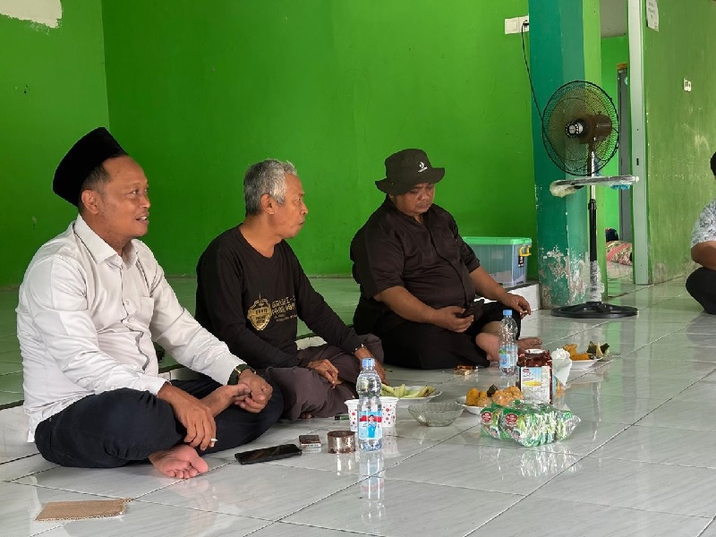 Ketua PCNU Siak KH Toyib Firdaus (tengah) memimpin rapat, bersamanya ada anggota DPRD Umbarno dan pimpinan Ponpes An Nur Kyai Anam di Gedung PCNU Siak, Rabu (11/6/2025).