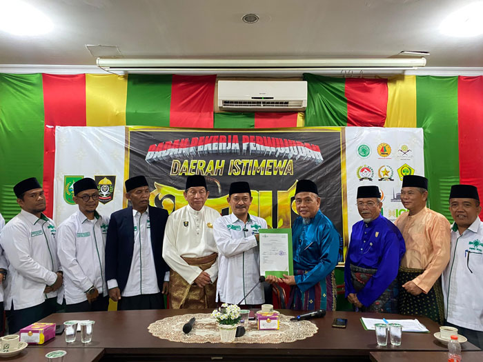 Pengurus PWNU Riau memberikan dukungan untuk Daerah Istimewa Riau di Balai Adat Melayu LAMR, Kamis (12/6/2025).
