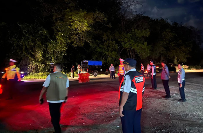 Plt Kadishub Rohul Minarli Ismail bersama Kepala UPT Pengelolaan Pendapatan Pasirpengaraian H Basri langsung turun memimpin operasi penertiban kendaraan bermotor di Desa RTH,  Rabu (11/6/2025) malam.