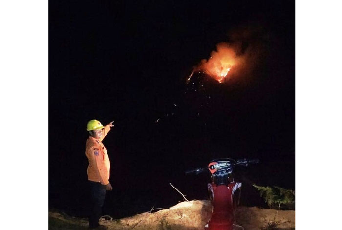Personil BPBD Rohul turun ke TKP melihat kondisi kawasan hutan di Bukit Batu Ropik persisnya Diatas Bukit Bendungan Kaiti Samo-Bendungan Sipogas Desa Sialang Jaya, Kecamatan Rambah, Kamis (12/6/2025)