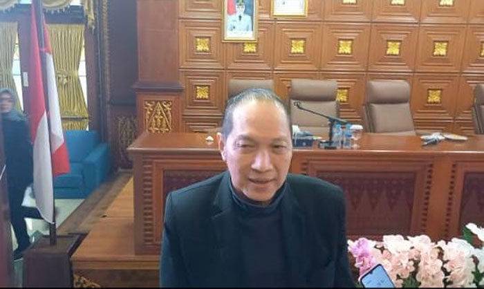 Dirut PT SSL Samuel Soengdjadi memberikan keterangan usai mediasi dan penandatanganan berita acara penyelesaian konflik antara PT SSL dan warga di Gedung Raja Indra Pahlawan Kantor Bupati Siak.