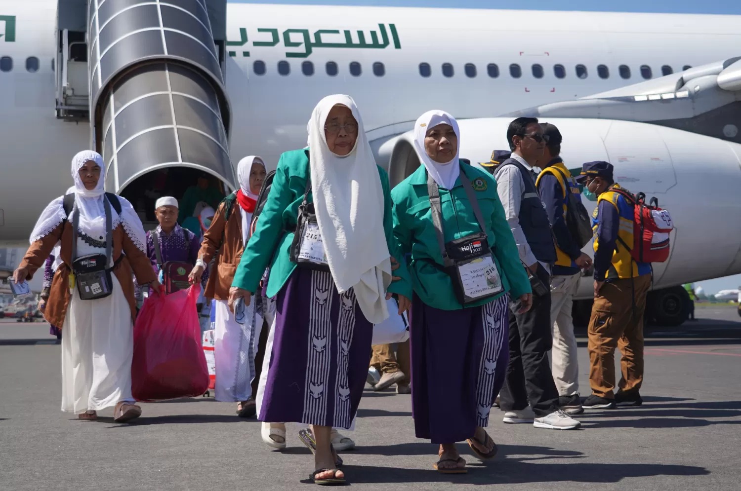 Jemaah Haji Kloter 1 Debarkasi Surabaya tiba di Bandara Internasional Juanda, Surabaya, Kamis (12/6/2025).