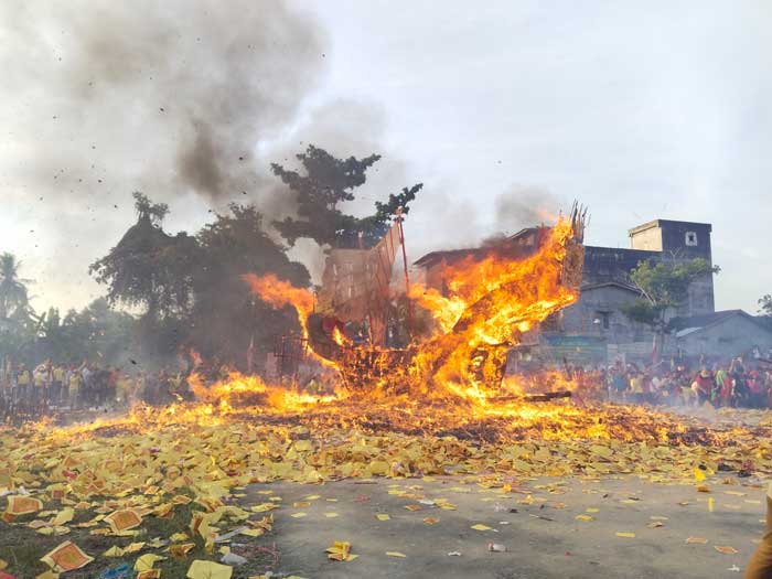 Tiang utama yang terbakar tumbang ke arah laut dan diyakini masyarakat Tionghoa tahun ini kerja yang mendatangkan banyak rezeki adalah usaha berkaitan dengan aktivitas di laut atau perairan.