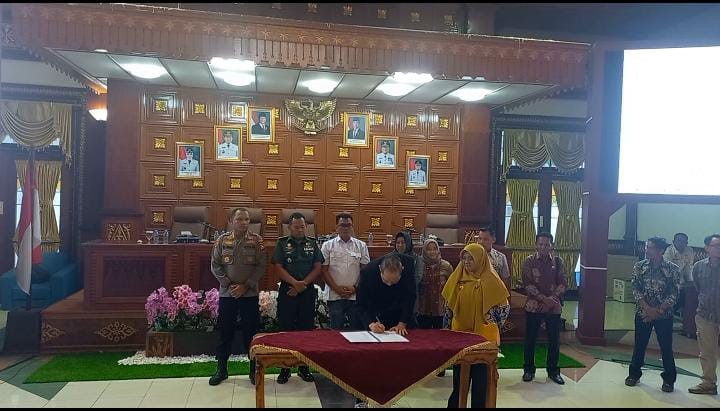 Bupati Siak Afni Z menyaksikan Dirut PT SSL melakukan penandatanganan berita acara kesepakatan di Gedung Raja Indra Pahlawan Lt 2 Kantor Bupati Siak, Kamis&nbsp;(12/6/2025).