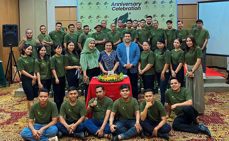 Owner bersama General Manager dan karyawan Angaksa Garden Hotel Pekanbaru berfoto bersama di sela perayaan anniversary yang ke-13 tahun belum lama ini.
