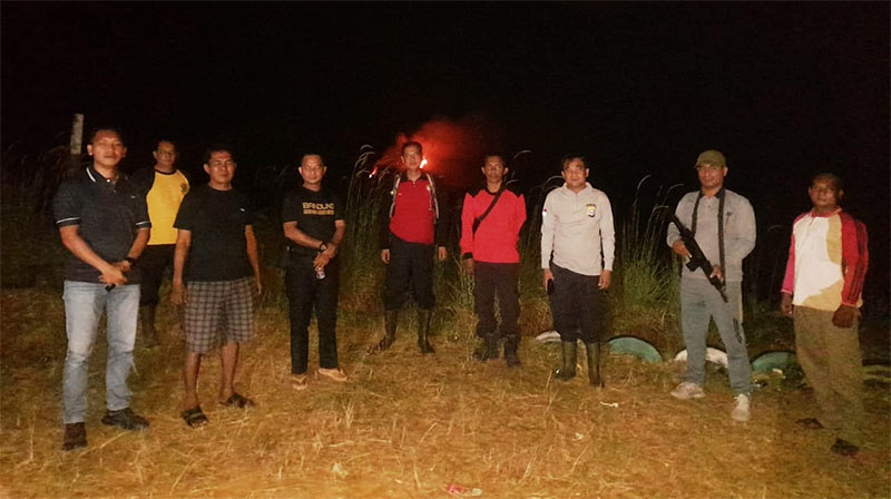 Tim gabungan Polres Rohul tiba di puncak Bukit Bendungan Kaiti Samo-Bendungan Sipogas dan terkendala akses jalan menuju lokasi kebakaran hutan Bukit Batu Ropit di Kecamatan Rambah, Kamis (12/6/2025)