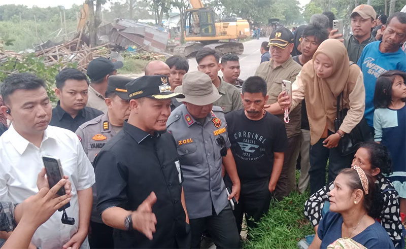Wali Kota Pekanbaru, Agung Nugroho saat turun langsung memimpin penertiban bangunan liar di sepanjang Jalan Air Hitam