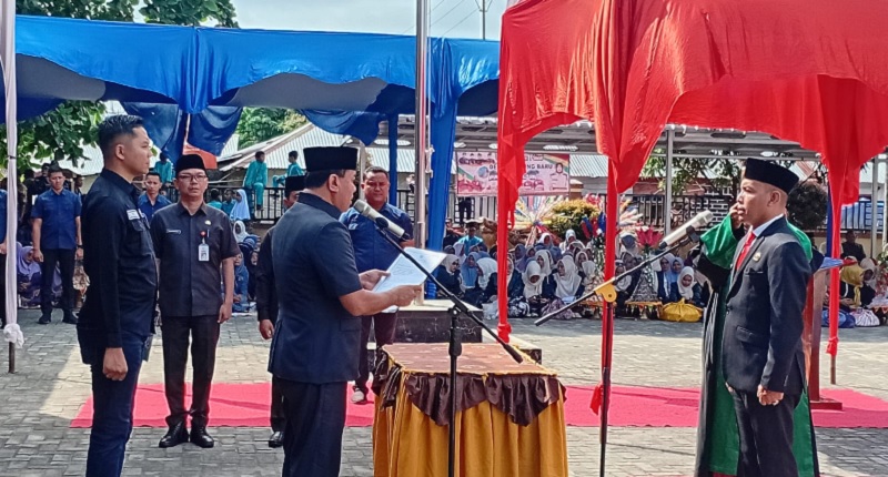 Bupati Kuansing Dr H Suhardiman Amby MM melantik Kadis Dukcapil Kuansing defenitif, Mahviyen Trikon Putra, Jumat (13/6/2025) di Cerenti.