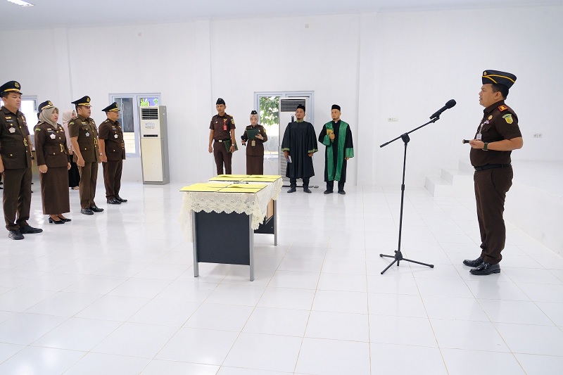 Kajari Kampar Sapta Putra melantik sejumlah  kepala seksi di lingkungan Korps Adhyaksa di aula Kejari Kampar, Jumat (13/6/2025).