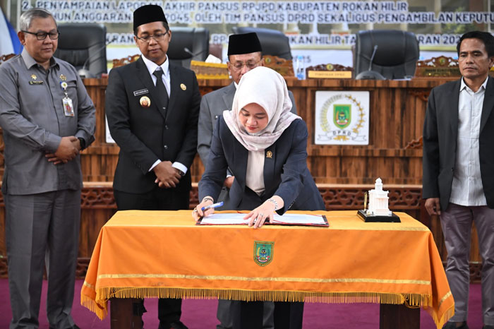 Ketua DPRD Rohil Ilhammi STrKeb menandatangai berita acara pada kegiatan paripurna yang digelar di Bagansiapiapi, baru-baru ini.