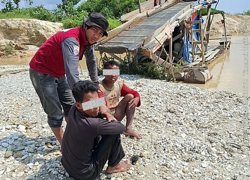 Personel Polsek Singingi Hilir dan Polres Kuansing, menangkap dua orang pelaku PETI, Jumat (13/6) 2025) siang.
