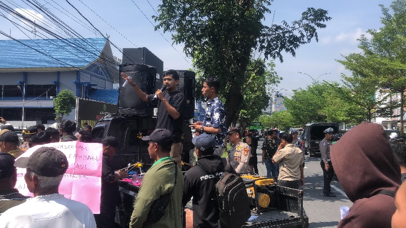Masyarakat melaksanakan aksi unjuk rasa gugatan wanprestasi Koppsa-M senilai Rp140 miliar, beberapa waktu lalu.