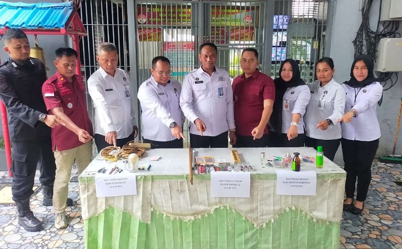 Petugas gabungan Lapas Kelas IIA Bengkalis  bersama Kantor Wilayah Ditjen Pemasyarakatan Riau berhasil menyita barang terlarang di blok hunian napi yang digelar pada, Kamis (12/6/2025) sore.