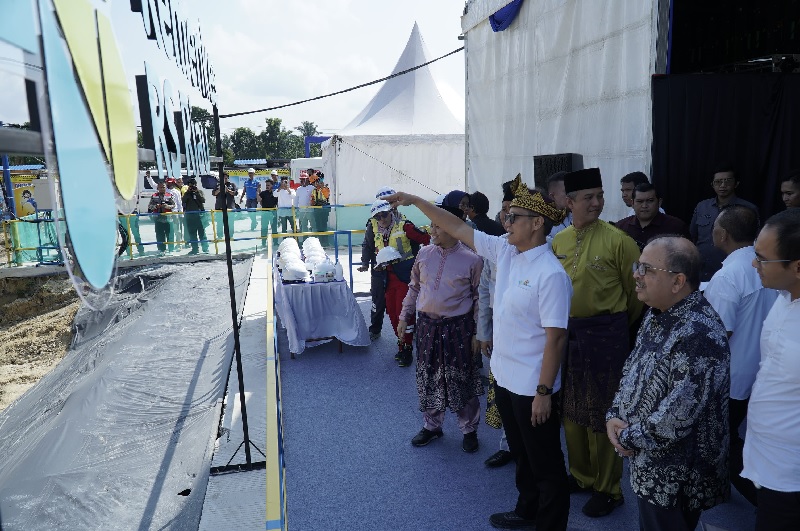 Menkes Budi Gunadi saat melakukan ground breaking RS Vertikal di Riau, Jumat (13/6/2025).