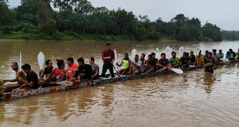 Manajer PT Asadel Group Endrigo Datuk Mangkuto Jelelo tengah berdiri di atas Jalur Singa Kuantan Asadel Living saat latihan pacu pekan kemarin.