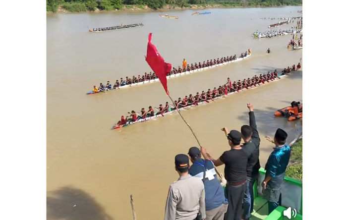 Bupati Kuansing Dr H Suhardiman Amby MM bersama Kapolres Kuansing AKBP Angga Febrian Herlambang SIK SH melepas pacu Jalur Rayon I Kecamatan Cerenti di Tepian Nyiur Melambai, Jumat (13/6/2026).