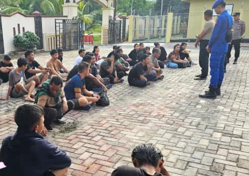 Para PMI ilegal yang karam di tengah laut dan diselamatkan nelayan Rupat saat berada di Polsek Rupat Utara.