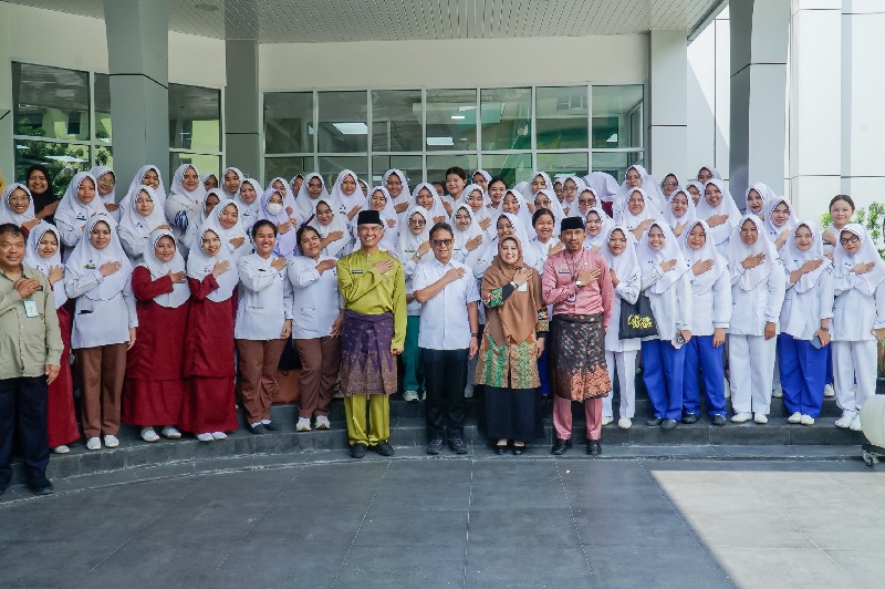 Menkes Budi Gunadi Sadikin didampingi Plh Sekdaprov Riau, M Job Kurniawan, Direktur Poltekkes Kemenkes Riau, Rully Hevrialni, Kadiskes Riau Sri Sadono Mulyanto foto bersama mahasiswa Poltekkes, Jumat.