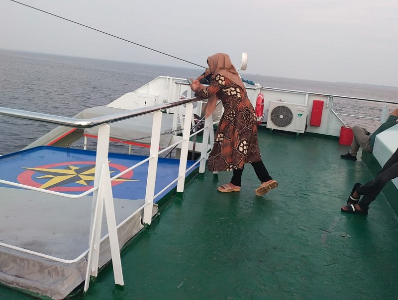 Pemandagan di atas kapal Ro-Ro saat melintasi Selat Bengkalis menuju ke Dermaga Air Putih Bengkalis, beberapa waktu lalu.