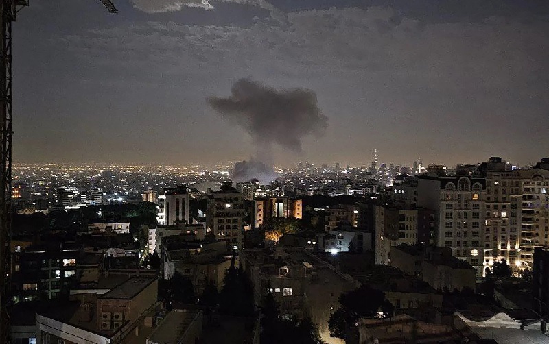 Israel melancarkan serangan ke fasilitas Iran yang menewaskan jenderal dan ilmuwan.