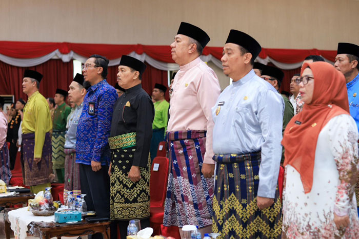 Wabup Kepulauan Meranti Muzamil Baharudin, ikuti rangkaian menandatangani Pakta Integritas SPMB jenjang SMA dan SMK se-Provinsi Riau di Balai Serindit Pekanbaru, Jumat (13/6/2025).