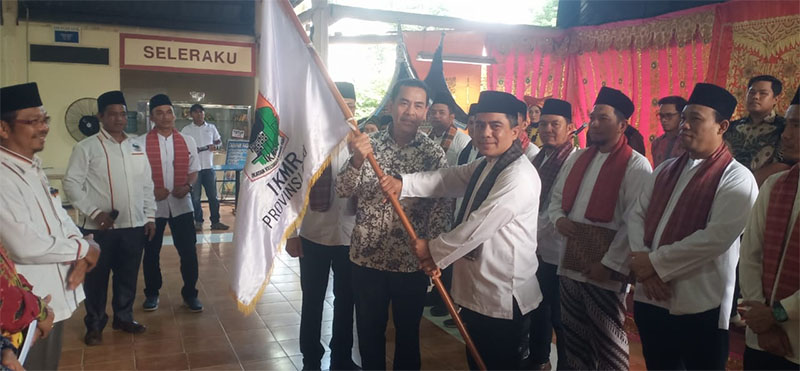 Ketua Umum IKMRK Periode 2022&ndash;2025, Refnil Dodi menyerahkan bendera pataka kepada Budhi Firmansyah Sutan Mudo sebagai Ketua Umum terpilih yang baru di lobby Foodcord Town site 1 Riau Kompleks PT RAPP,