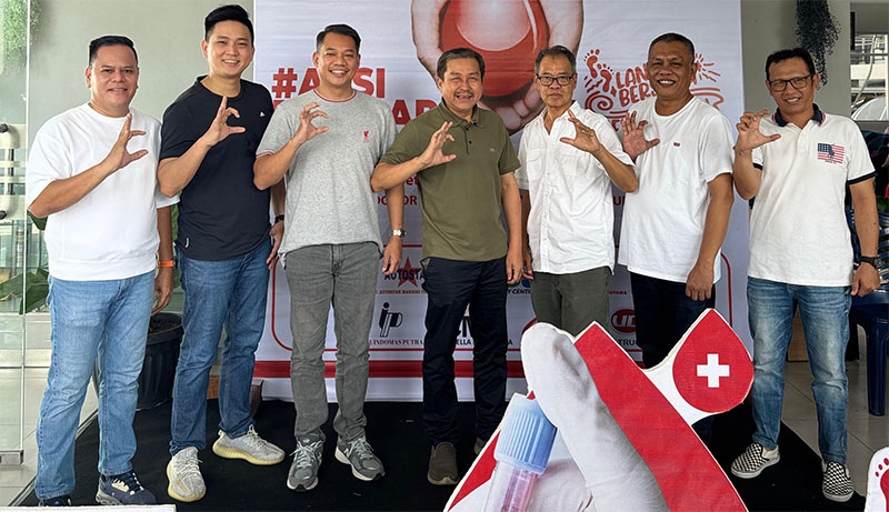 Jajaran manajemen PT Capella Medan Group foto bersama saat kegiatan donor darah di Dealer Capella Daihatsu Pekanbaru, Sabtu (14/6/2025).
