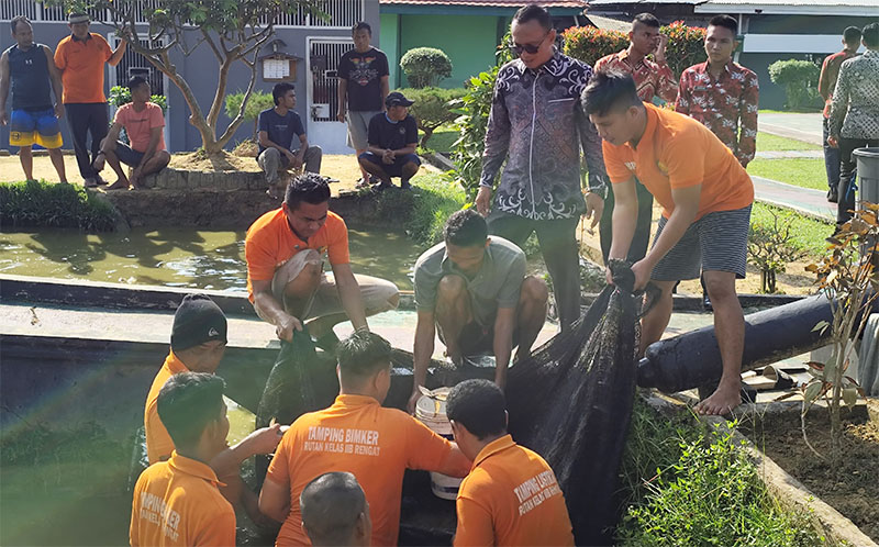 Sejumlah WBP saat panen ikan disaksikan pejabat Rutan Rengat, Sabtu (14/6/2025).
