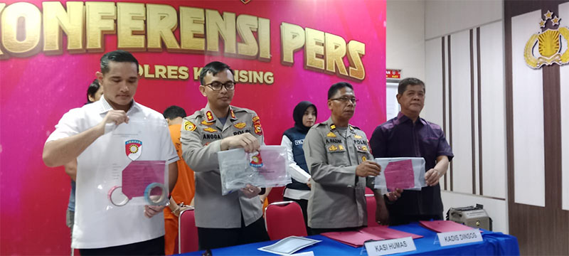 Kapolres Kuansing AKBP Angga Febrian Herlambang didampingi Kasat Reskrim AKP Shilton memberikan keterangan terkait tindakan kekerasan terhadap anak dibawah umur, Sabtu (14/6/2025) di Mapolres