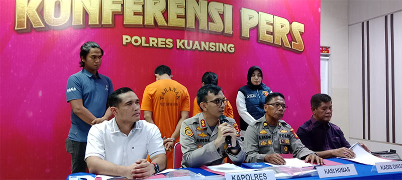 Kapolres Kuansing AKBP Angga Febrian Herlambang didampingi Kasat Reskrim AKP Shilton, Kasi Humas Iptu A Razak memberikan keterangan terkait tindakan kekerasan terhadap anak dibawah umur, Sabtu (14/6)