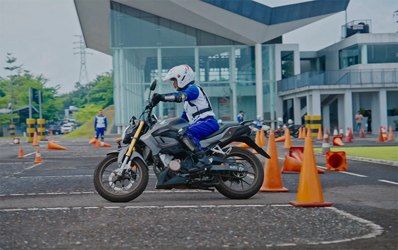 Panduan praktis agar pemula makin percaya diri naik motor kopling.